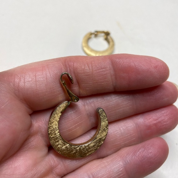 🌹2 Sets of Clip On Earrings🌹 - Picture 4 of 5